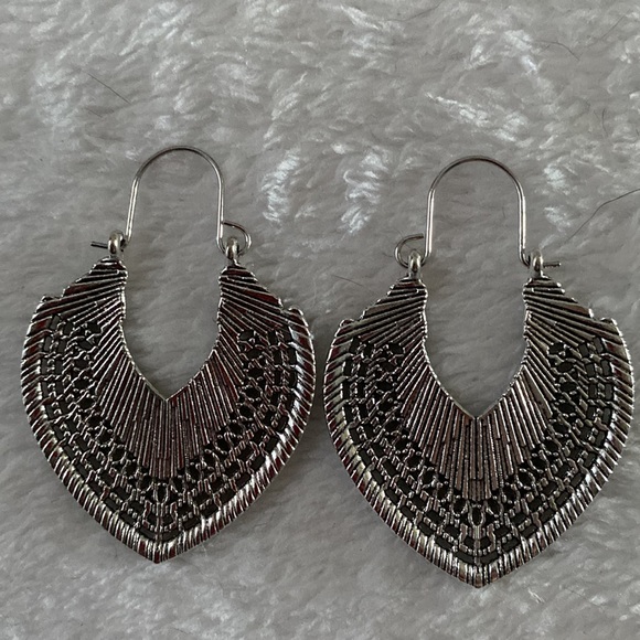 πVintage/Antique Style Heart Shape Dangle Earrings - Picture 5 of 7